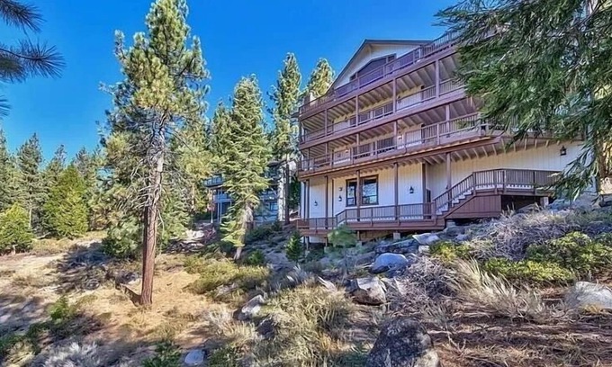 Round Hill Village Casa | Luxury lake-view home with spacious deck, sauna, golf room, & wet bar