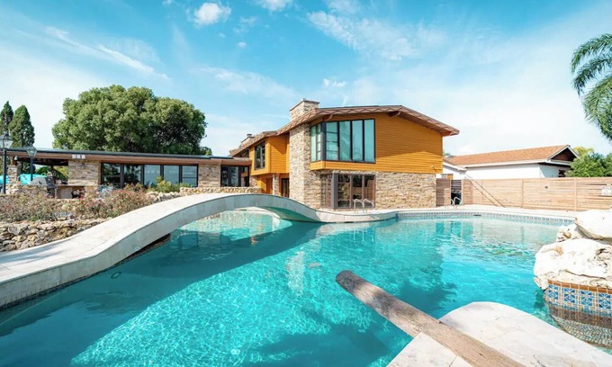 Catalina Casa | Luxury Lakefront 100,000 Gal Pool Resort Near Disney, Universal, SeaWorld,Outlet