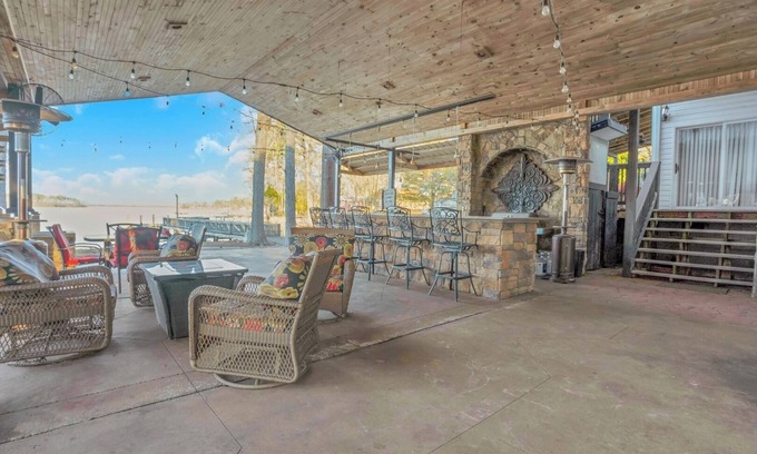 Gilbert Cabaña | Luxury Lakefront 4br: Hot Tub, Game Room & Wi-fi