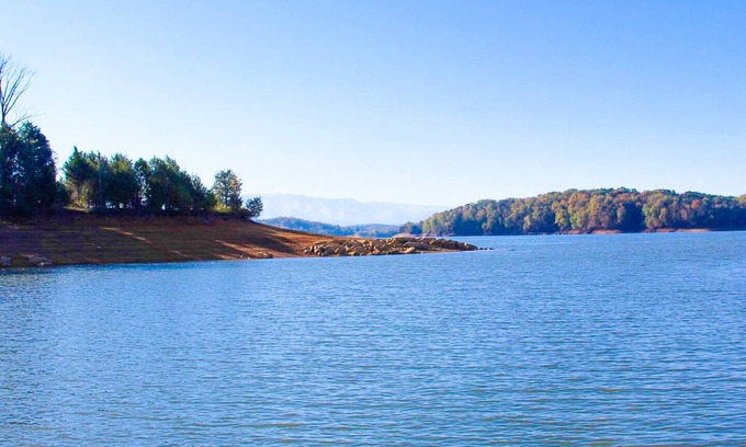 Baneberry Cabina | Luxury lakefront cabin with free attraction tickets, fire pit, dock & deck