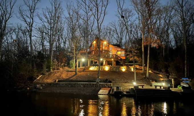 Innsbrook Chalet De Esquí | Luxury, Lakefront Chalet; Dock, Grills, Sasquatch & Firepits with a view