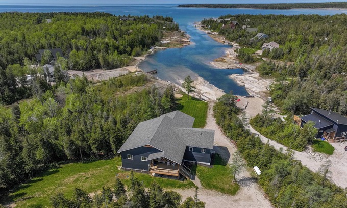 Stokes Bay Chalet De Esquí | Luxury Lakefront Escape w/ Games Room