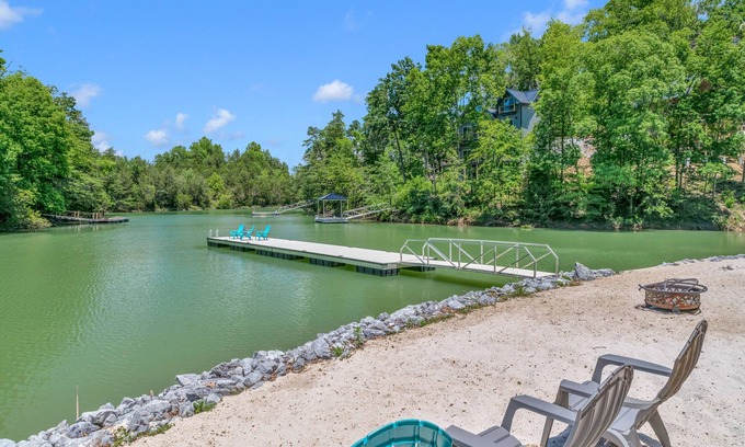 Sevierville Cabina | Luxury lakefront home with private pool, hot tub, & free attraction tickets