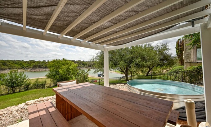 Spicewood Casa | Luxury Lakefront Home-private Dock - Dipping Pool!