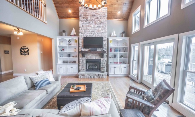 Bronston Casa | Luxury Lakefront, Hot Tub, Firepit, 5bdrm, Game Room & Boat Rental-Sleeps16