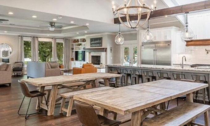Mid America Casa | Luxury Lakefront Lodge - 16 Beds! 8 BRs! Sleeps 32!