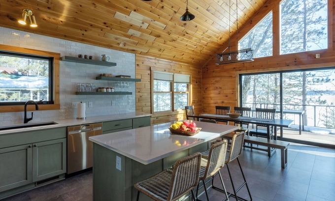 Northwoods Beach Cabina | Luxury Lakefront Northwoods Home on LCO - 20min from Hayward