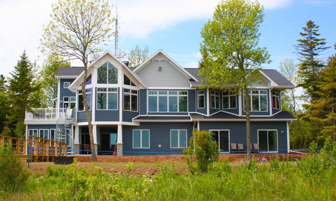 Baileys Harbor Casa | Retiro de lujo frente al mar en el bosque boreal ~ Perfecto para grupos y familias