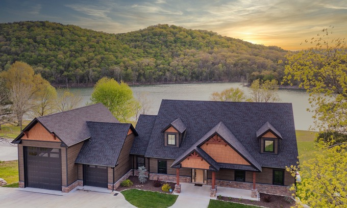Eureka Springs Casa | Luxury Lakefront 6 Bedroom Dream Home on Tablerock Lake