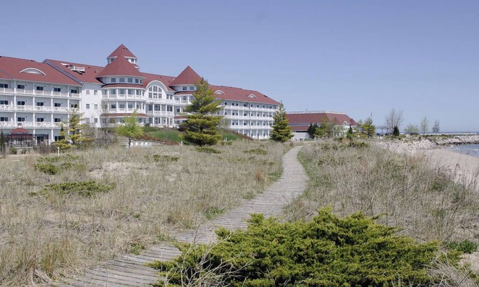 Sheboygan Villa | Luxury Lakefront Villa 4BR Sleeps 14! Right on the beach!