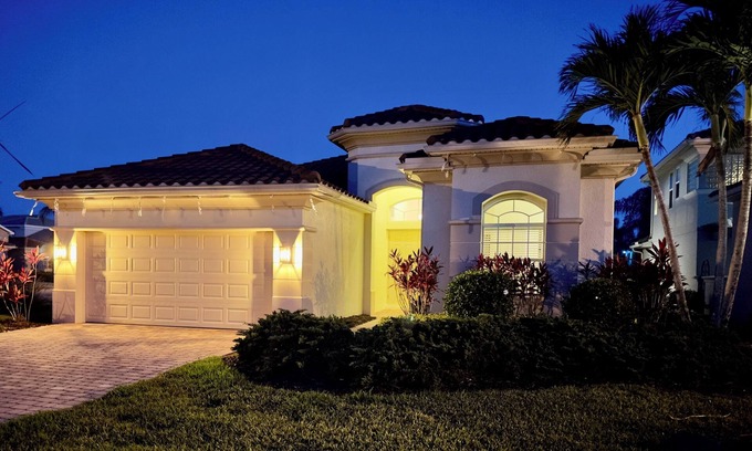 Naples Villa | Villa de lujo frente al lago en comunidad cerrada