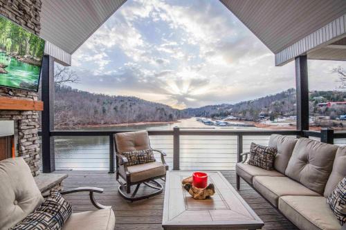 Hidden Springs Casa | Luxury Lakeside Living at Knot Working on Norris Lake