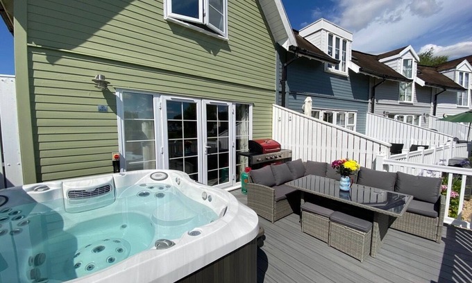 South Cerney Cabina | Luxury lakeside lodge with Hot Tub, Kayak and BBQ