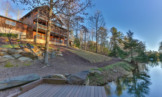 Ellijay Cabina | Luxury Lakeside Lodge ✨ - Hot Tub, Game Room, Sleeps 13