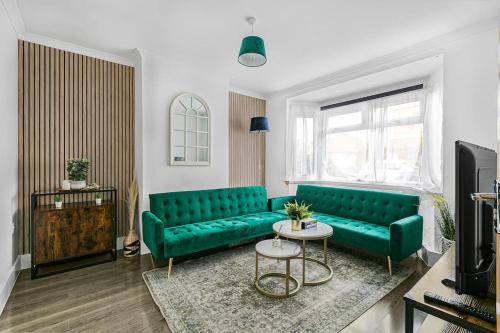 London Borough of Hounslow Casa | Luxury Large House With Games Room Sleeps Up to 12