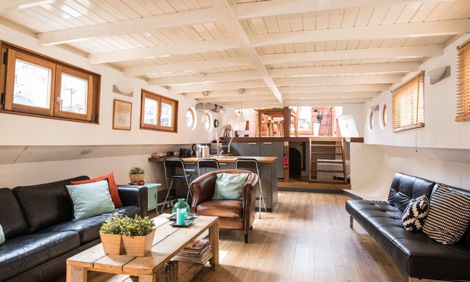 Jordaan Alquiler De Eote | Luxury large houseboat in the famous Jordaan district