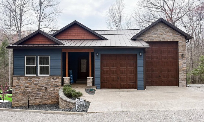 Corbin Casa | Luxury Laurel Lake Retreat-Private Home Near Holly Bay w Fishing Pond EV CHARGER