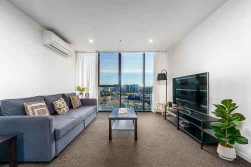 Phillip Apartamento | Luxury Living and Pool Views in the Heart of Woden - Hosted by Canstay