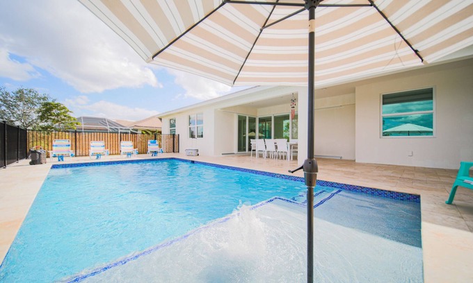 Diplomat Casa | Luxury Living at Cape Coral-Heated Pool 3 Bedroom-3 Bathroom-Fresh Water Canal.
