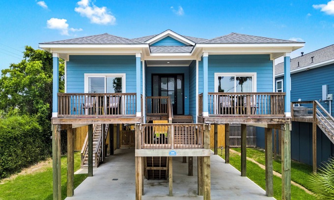 El Lago Casa | Luxury Living at Seabrook Escape with an Outdoor Oasis!