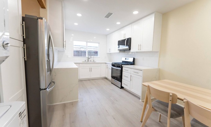 Downey Apartamento | Luxury Living Redefined with a Charming 2-bedroom apartment in Downey