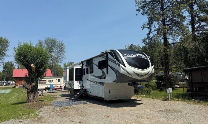 Rexford Casa | Luxury, Loaded, 39’ RV in Phenomenal Rexford with AC and WiFi