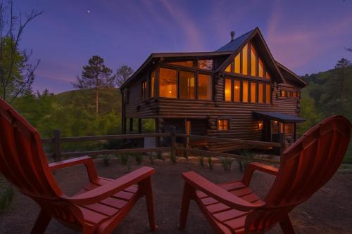 Gatlinburg - Pigeon Forge Casa | Luxury Lodge and Resort- Hot Tub, Fire Pit, Game Room, Pets