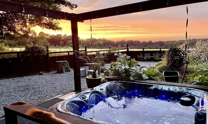 Bristol Casa | Luxury Lodge close to Clifton Suspension Bridge, hot tub.