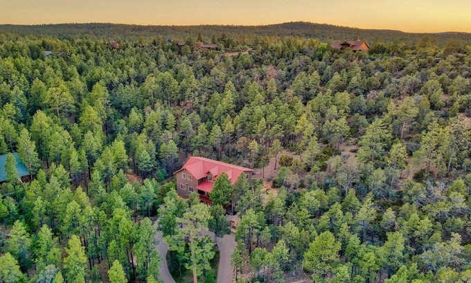Sierra Pines Cabina | 🏆 LUXURY LODGE - SLEEPS 26 - 5,000 SQ FT - 6BD 4BA - GAME / THEATER - 1.5 ACRES