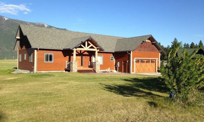 Columbia Falls Casa | Luxury Lodge w/ Grand Mountain Views;10-15 Miles to Whitefish & Glacier Nat Park