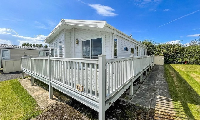 Hunstanton Cabina | Luxury lodge with decking in Hunstanton at Manor Park ref 23144K