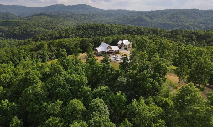 Winona Casa | Luxury Lodge with Ride-In-Ride-Out Location - WiFi - Sweeping Mountain Views