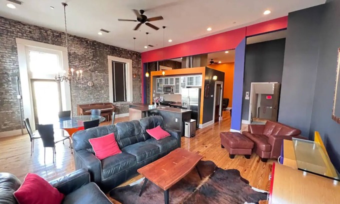 Central Business District Condominio | Luxury loft located in the heart of the Downtown Mobile Entertainment District