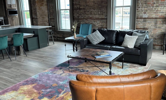 Oshkosh Condominio | Luxury Loft Riverfront Condo, prime Oshkosh location with spacious rooftop patio