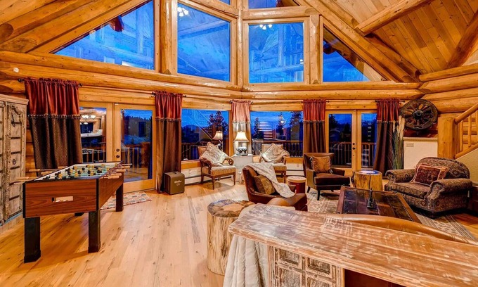 Black Hawk Cabina | Luxury Log Black Hawk Retreat w/ Private Hot Tub!