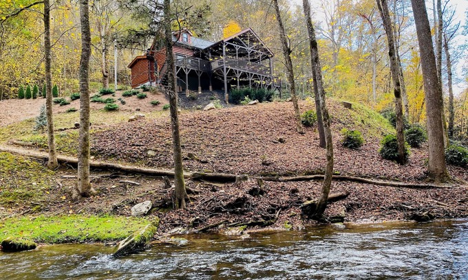 Topton Cabina | NUEVO Luxury Log Cabin en Nantahala, NC, en White Oak Creek