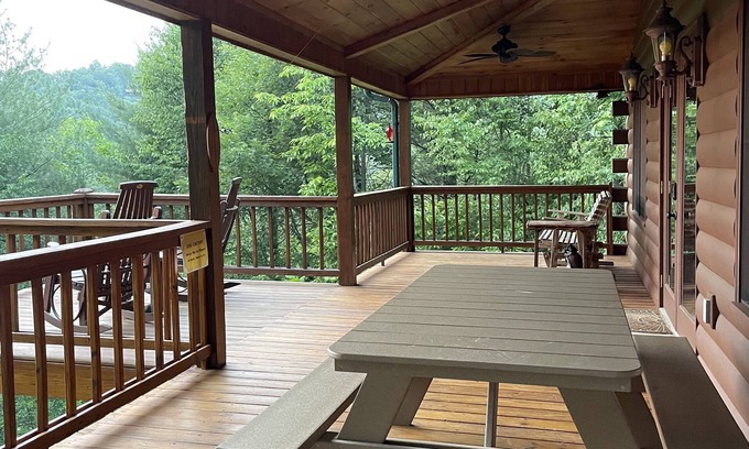 Morganton Cabina | Luxury Log Cabin only minutes from Downtown Blue Ridge and Marina. Pet Friendly!