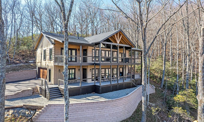 Laurel Ridge Cabina | Luxury log cabin with mountain & lake views - hot tub, mini-pickleball, and more