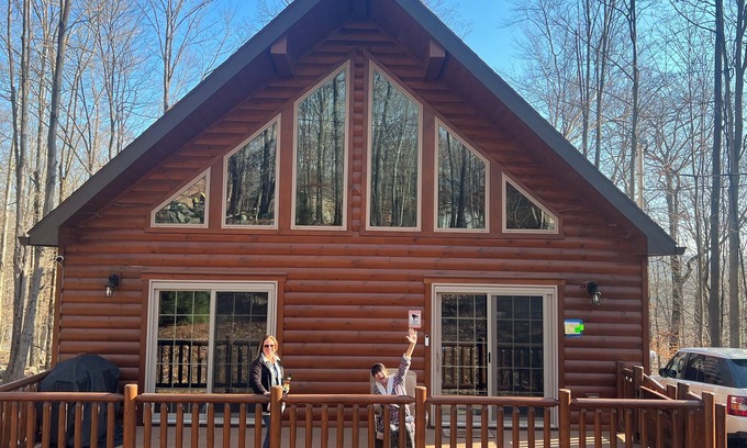 Wallenpaupauk Lake Estates Cabina | Luxury Log Cabin w/Outdoor Jetted Hot Tub & Indoor Jacuzzi Bath-New Construction
