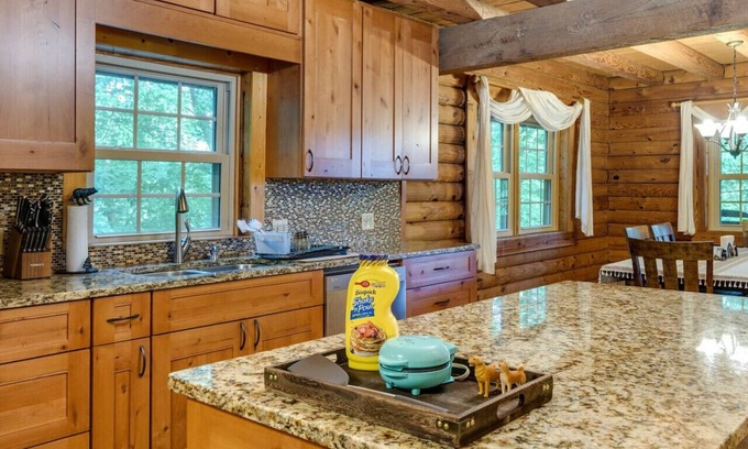 Weaverville Cabina | Luxury Log Cabin w/ Hot Tub, Fire Pit & Horses!