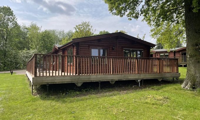 Kenwick Cabina | Luxury log Cabin With hot tub Overlooking the Kenwick Park Golf Course