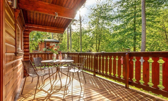 Louth Cabina | Luxury log cabin with veranda nestled in Kenwick Park, Louth