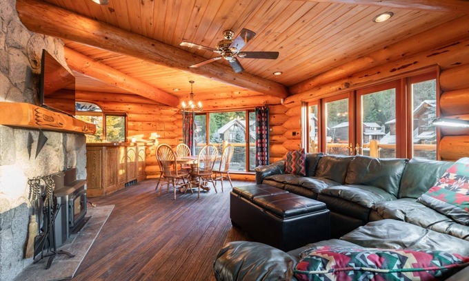 Nordic Estates Condominio | Luxury log chalet | Private hot tub | Ski-in/out