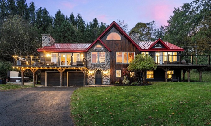 Ellicottville Chalet De Esquí | Luxury Log Chalet w/ Hot Tub, Games Room & Hill Views!