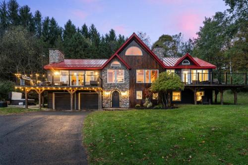 Ellicottville Chalet De Esquí | Luxury Log Chalet with Hot Tub, Games Room & Hill Views!