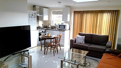 Ravensbury Casa | Luxury London Ensuite Double Room, Park free, Tram-Train!