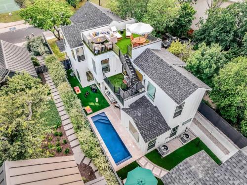 Clarksville Casa | Luxury Mansion Breathtaking Skyline & Pool