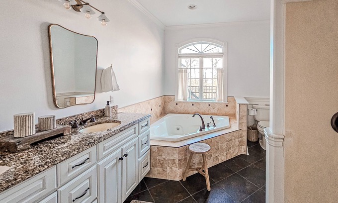 Narvon Casa | Luxury Mansion: Heated Pool + Hot Tub + Arcade Room