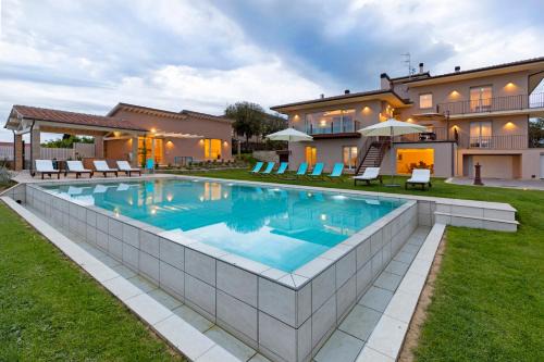 Foiano della Chiana Apartamento | Luxury Marigold Cortona View I Comfort Sauna & Infinity Pool