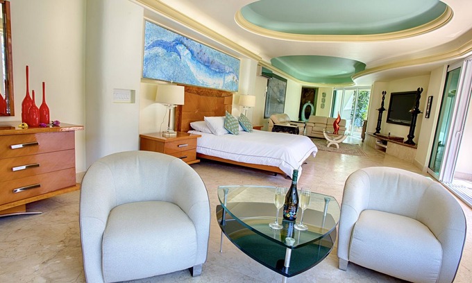 Boca de Tomatlán Hotel | Luxury Master Suite With Beach, Ocean and Swimming Pool View